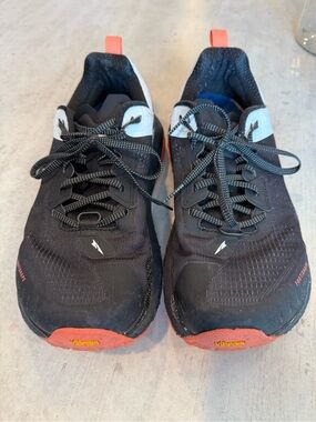 Olympus 4 Altar Vibram Running Shoe. Size 10W. Fleet Feet Insole. Black, Coral.